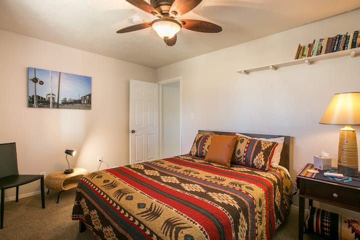 غرفة النوم 3 تعرض فن ميشيل.  سرير منصة كوين يتسع لنوم شخصين.