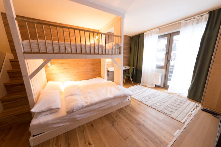 Zimmer 2


Familienbett mit zwei Schlafplätzen unten (180 x 200) und zwei Schlafplätze oben (140 x 200)

familienbett mit zwei Schlafplätzen darunter (180 x 200) und zwei Schlafplätzen darüber (140 x 200)