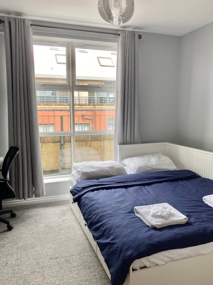 Втората спалня. Два отделни единични матрака един до друг, с една олекотена завивка / завивка.