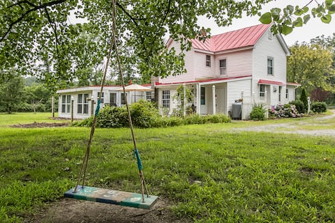Historic Farmhouse. Peace & Quiet on 5 acres