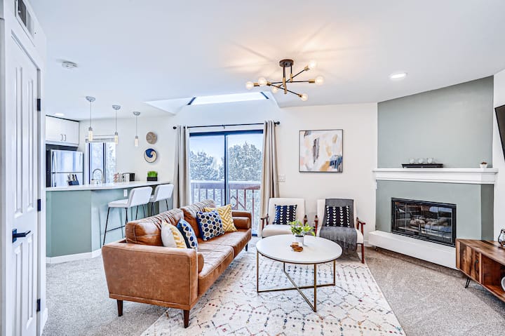 Modern DTC 1BR Condo | Pool & Fireplace