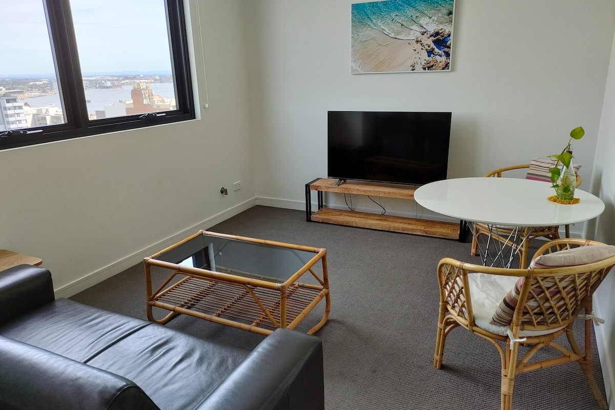 Top Airbnb: Queen bed, parking, great views, self contained. in Newcastle City Council