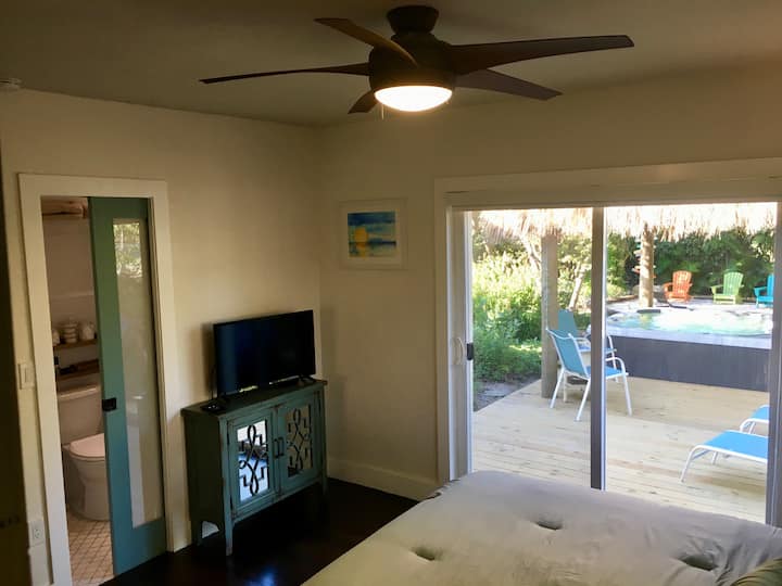 带套内卫生间的主卧室。可直接进入Tiki甲板、水疗中心和户外淋浴间。