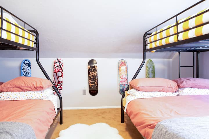 Детска спална соба декорирана за да ве инспирира. 2 пара двокреветни соби над сите кревети на спрат.