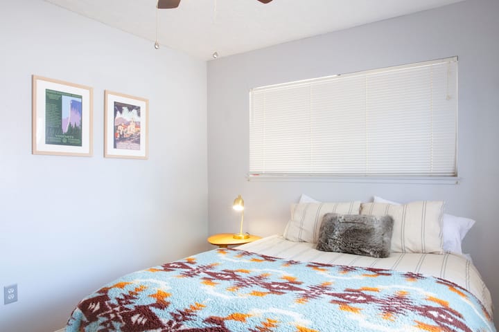 Спалната соба на долниот кат вклучува брачен кревет (широк 150-179 см