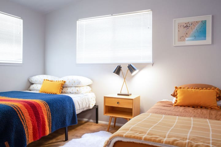 Втора гостинска спална соба на горниот кат, вклучува двокреветни и двокреветни кревети