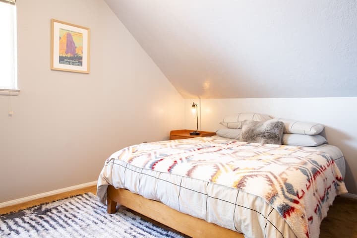 Голема главна спална соба на горниот кат. Вклучува биро за работа на далечина.