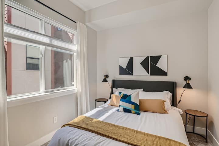 第二间卧室配有标准双人床