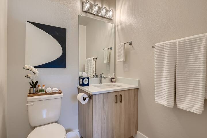 NEW!! Luxe Urban Townhome w/ Rooftop Terrace gallery image 5