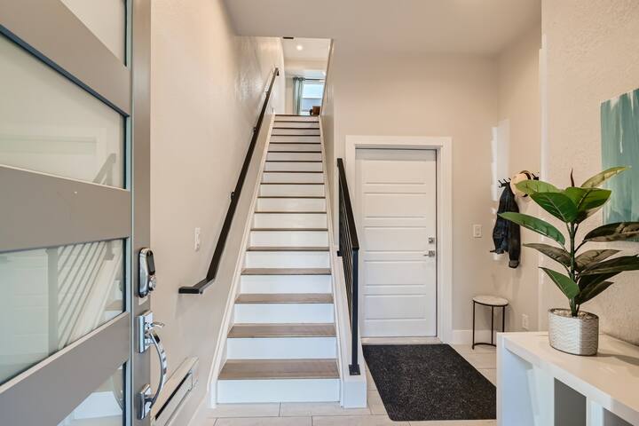 NEW!! Luxe Urban Townhome w/ Rooftop Terrace gallery image 3