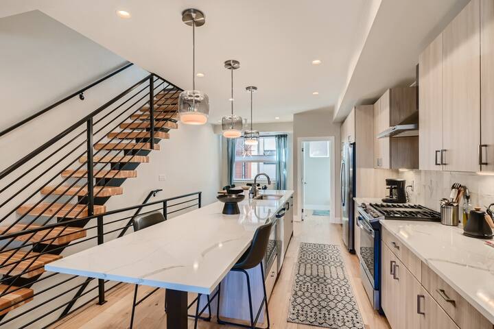 NEW!! Luxe Urban Townhome w/ Rooftop Terrace gallery image 2