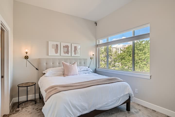 主卧带套房的加大双人床