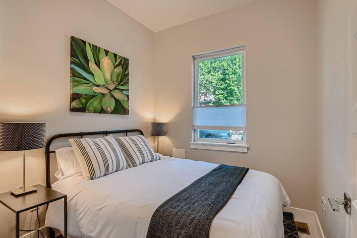 NEW!! Luxe Urban Townhome w/ Rooftop Terrace gallery image 4