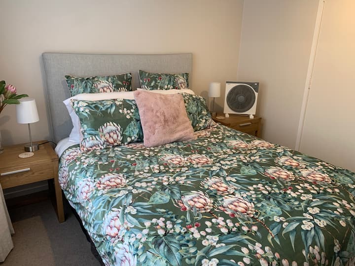 Dhoma e dytë e gjumit me krevat dopio "queen" dhe jorganë të bukur e të ndritshëm.