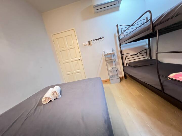 Број на соба: 8 заедничка бања
2 - Единечни кревети
1 - брачен кревет