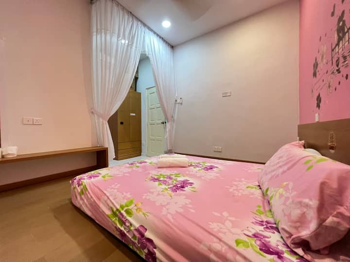 Numri i dhomës:2 banja më vete
1 - Krevat dopio "queen"