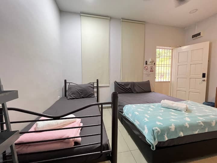 Број на соба: 9 приватна бања
1 - единечен кревет или  2 - единечни кревети
1 - брачен кревет (широк 150-179 см)