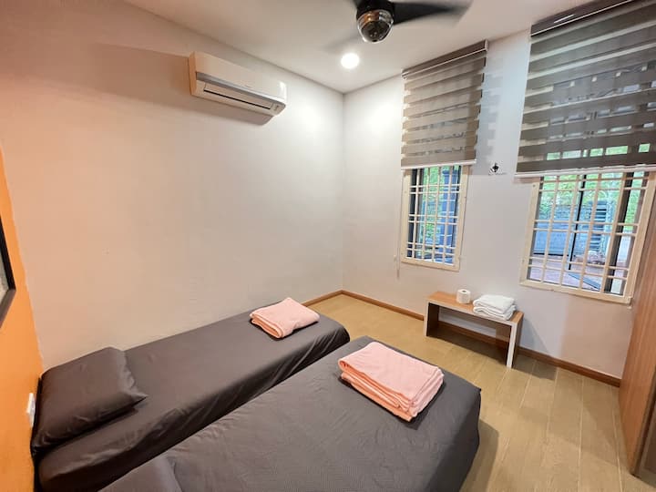 Број на соба:7. заедничка бања
2 - Единечни кревети