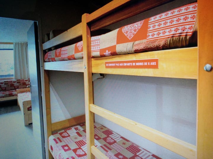 entree met stapelbed