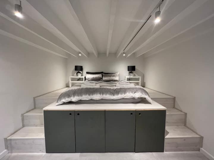 Second bedroom with raised bed