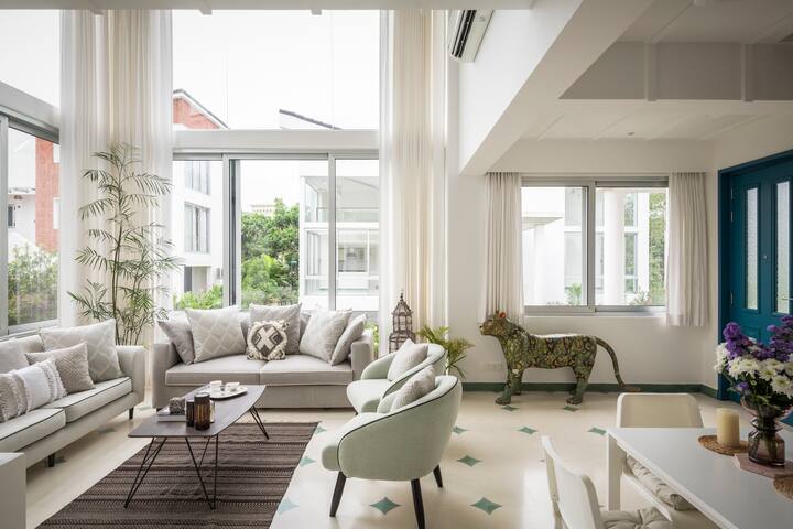 ElTesoro-Cosy 2Bhk duplex beautiful terrace view.