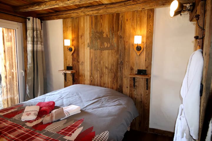 5 spální s 2 samostatnými lôžkami, ktoré možno spojiť, a medziposchodie s ďalšími 2 samostatnými lôžkami.