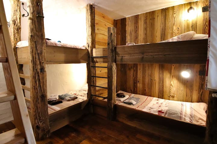 Spálňa 4 : 4 poschodové postele plus 2 jednolôžka v medziposchodí