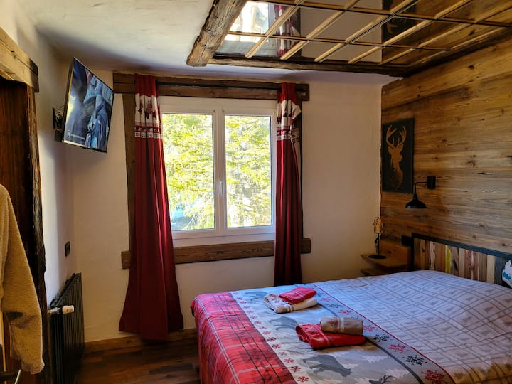 Spálňa 3 na strednom poschodí R1, vybavená veľkou posteľou a vlastnou sprchou.