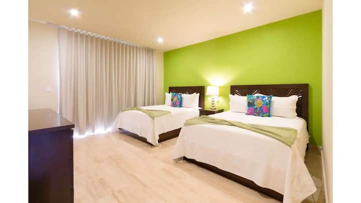  Spálňa 3 s dvoma menšími manželskými posteľami a priamym prístupom k bazénu