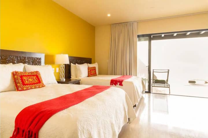  Spálňa 2 s dvoma menšími manželskými posteľami a priamym prístupom k bazénu