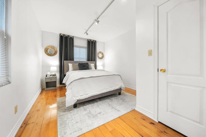 Potpuno novi bračni krevet i madraci.  Elegantno i prozračno.