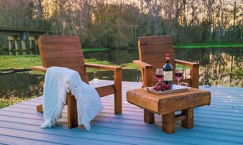 KAYAKERS RETREAT~King Bed Sleeps 8~Waterfront