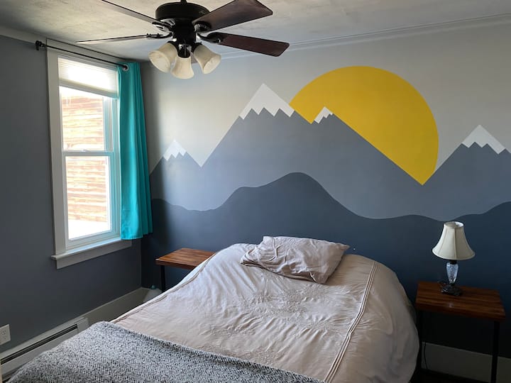 غرفة نوم علوية وسرير كامل وإطلالات ممتازة وجدارية جبلية رائعة. 