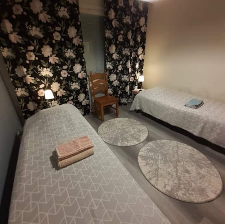 En el dormitorio, cortinas que se atenúan para un sueño ligero, 2 camas cómodas y mucho espacio en el armario.