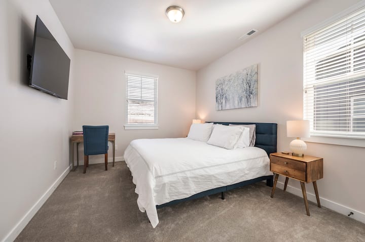 Kitanda cha mfalme chumba cha pili cha kulala na bafu ya pamoja