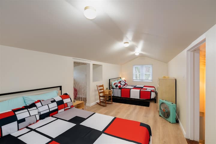 2 Queen Beds Upstairs