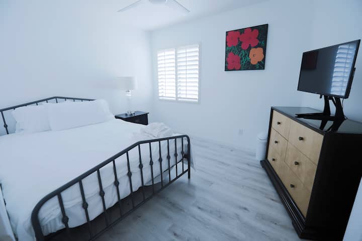 Третата спалня има двойно легло, скрин, забавно цветно изкуство, смарт телевизор и
гардероб.