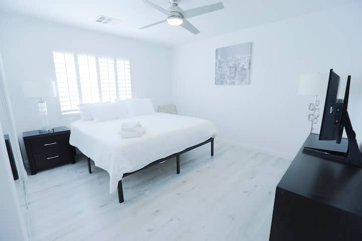 Спалнята има суперголямо двойно легло, смарттелевизор, достатъчно място за съхранение, пълен размер
огледала с голям гардероб.