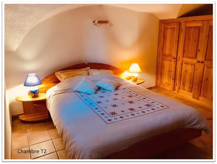 Chambre avec plafond vouté du T2, avec lit double 160 x 200 et lit simple 90 x 190. 
Draps, linge de toilette et préparation des lits  non fournis mais proposés en option