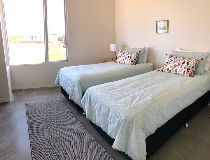 يمكن الاستمتاع بإطلالات على الشاطئ من السريرين التوأمين في غرفة النوم الثالثة. 