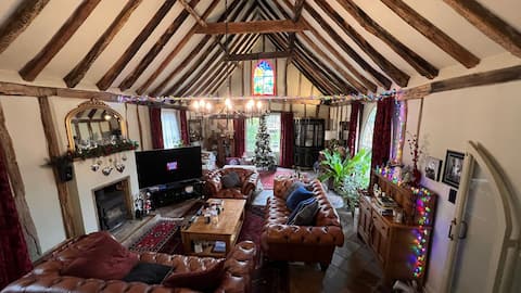 Beautiful 5-bed Tudor Medieval Hall with fireplace