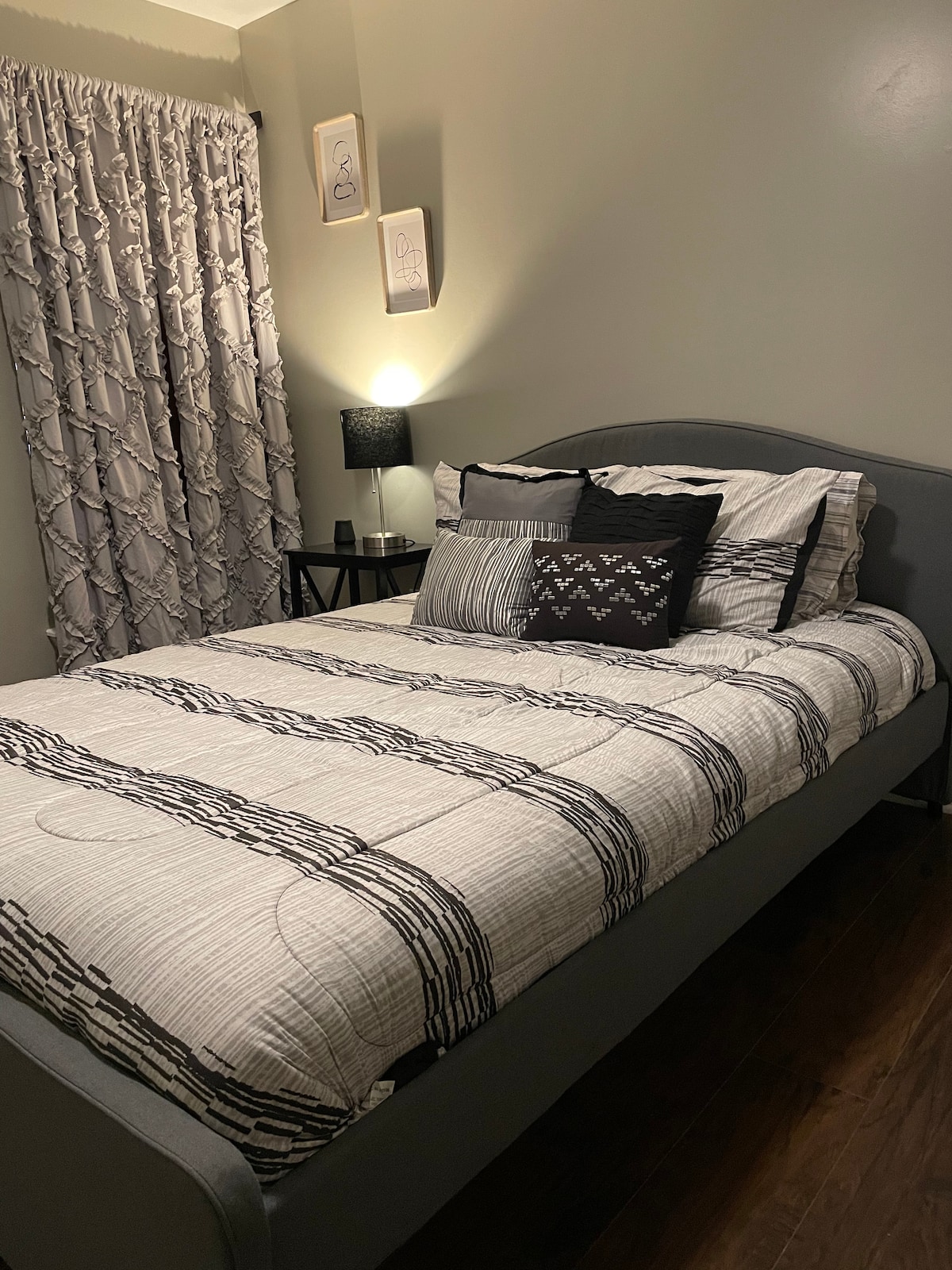 Брачна гостинска спална соба со одреден работен простор