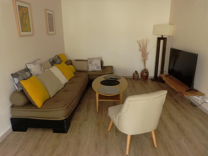 dhoma e ndenjjes (në fund të syve të bukur)