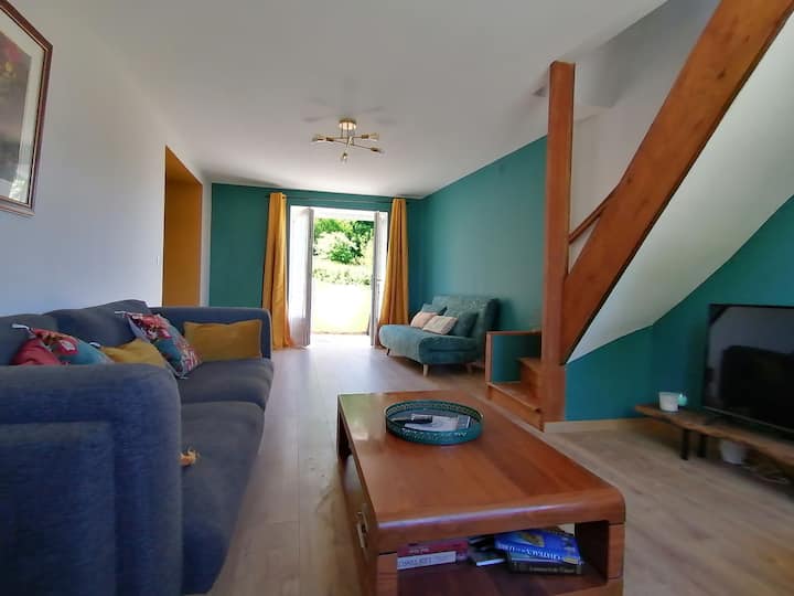 dhoma e ndenjjes (maja e syve të bukur)
