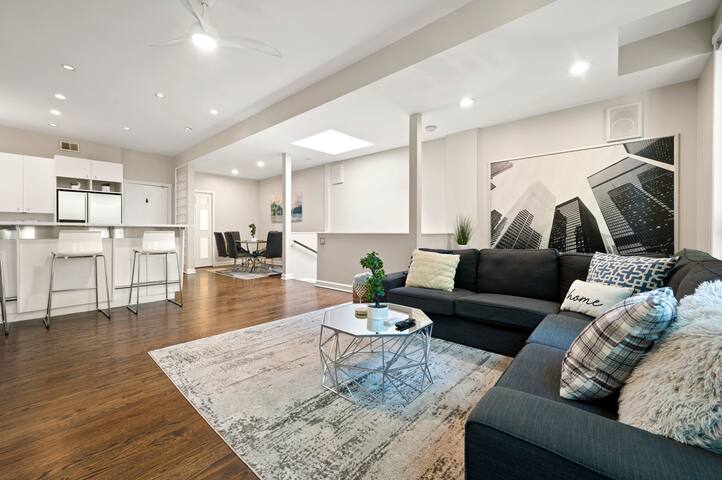 LUXURIOUS LINCOLN PARK Home w/ Rooftop (+parking) gallery image 2