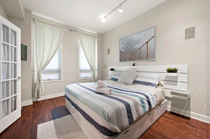 LUXURIOUS LINCOLN PARK Home w/ Rooftop (+parking) gallery image 5