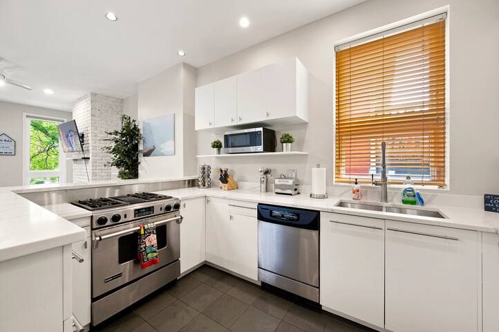 LUXURIOUS LINCOLN PARK Home w/ Rooftop (+parking) gallery image 4