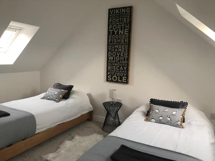 Chumba cha watu wawili kilicho na magodoro, vivuli vya jua na mapazia ya kuzuia mwanga.