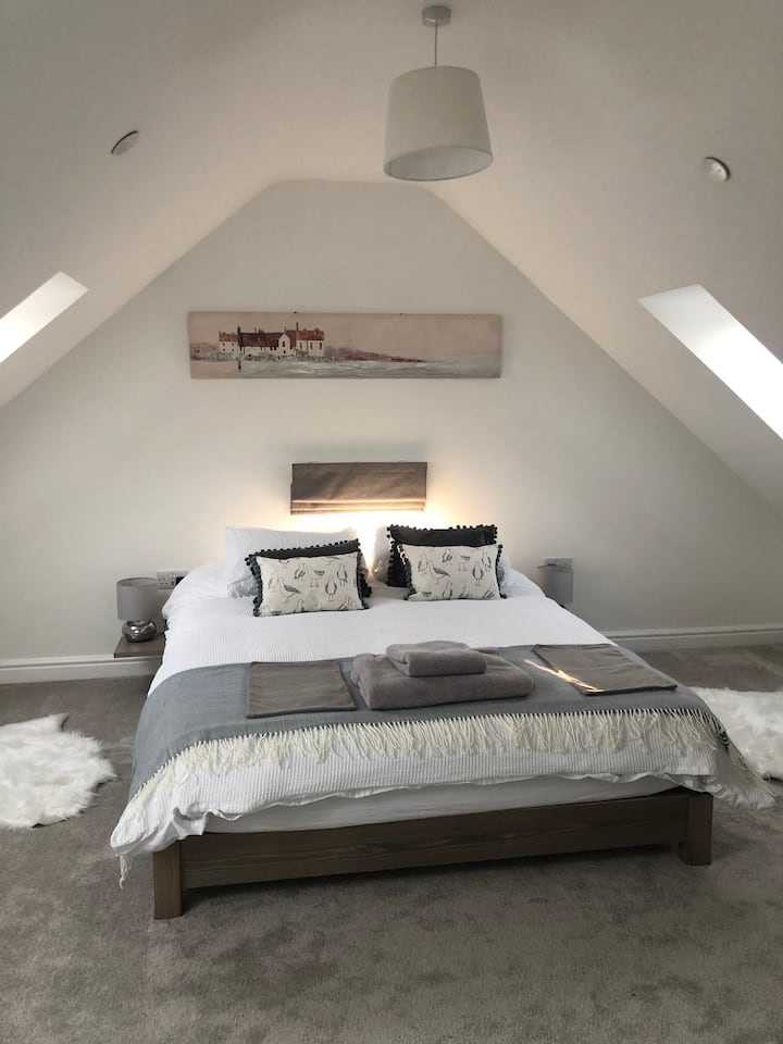 Chumba kikubwa cha kulala kilicho na godoro aina ya Kingsize