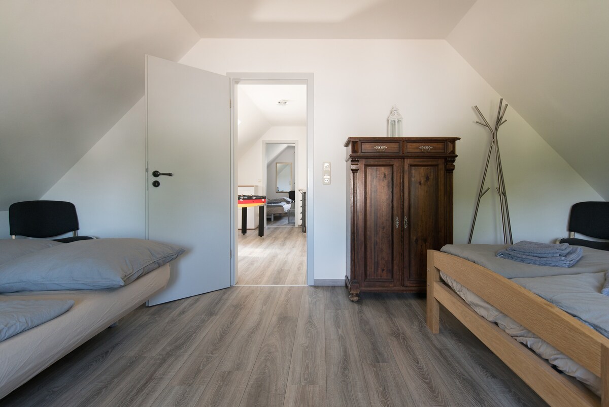 卧室东边有2张床140x200